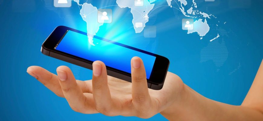 Смартфон на фоне карты мира, символизирующий всемирное подключение